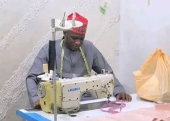 Tsohon shugaban ƙaramar hukuma ya koma sana’arsa ta ɗinki bayan kotu ta sauke shi daga mukamin sa a Kano