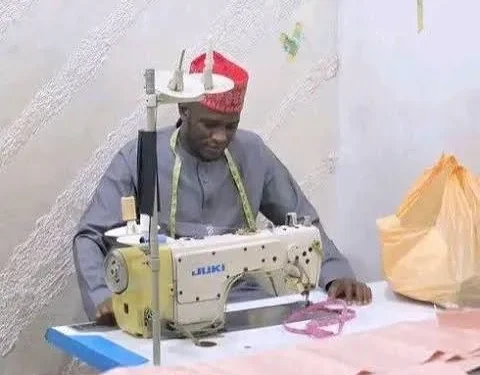 Tsohon shugaban ƙaramar hukuma ya koma sana’arsa ta ɗinki bayan kotu ta sauke shi daga mukamin sa a Kano